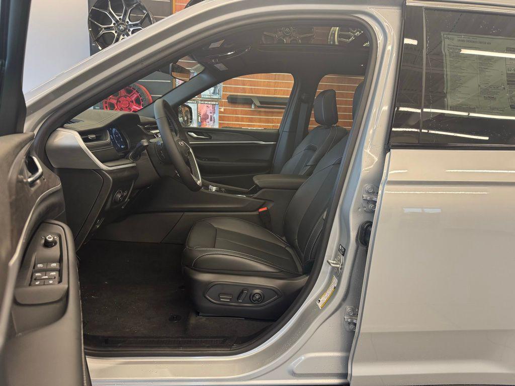 new 2025 Jeep Grand Cherokee car, priced at $45,270