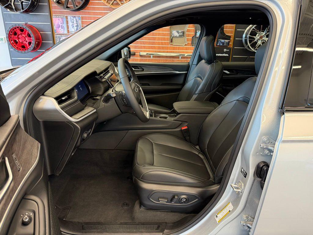 new 2025 Jeep Grand Cherokee car, priced at $50,472