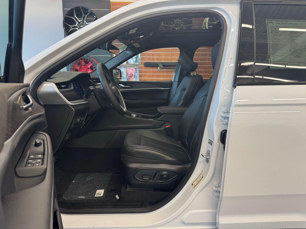 new 2025 Jeep Grand Cherokee car, priced at $49,918