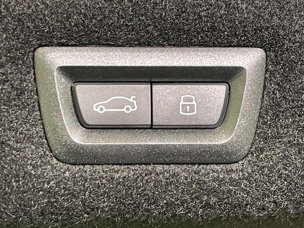 new 2025 BMW 760 car, priced at $137,270