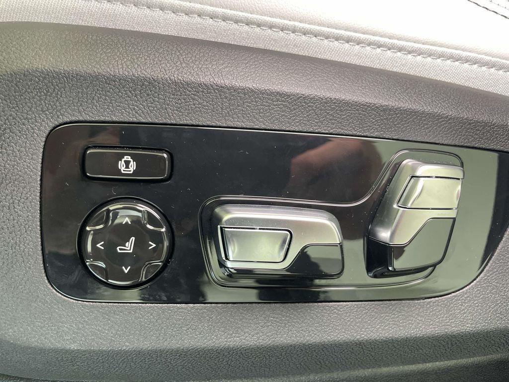 new 2026 BMW X7 car, priced at $100,175