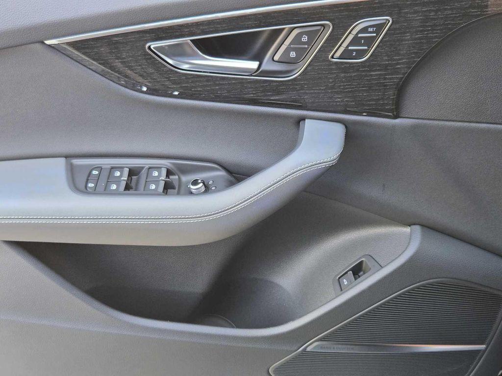 new 2025 Audi Q7 car, priced at $76,480