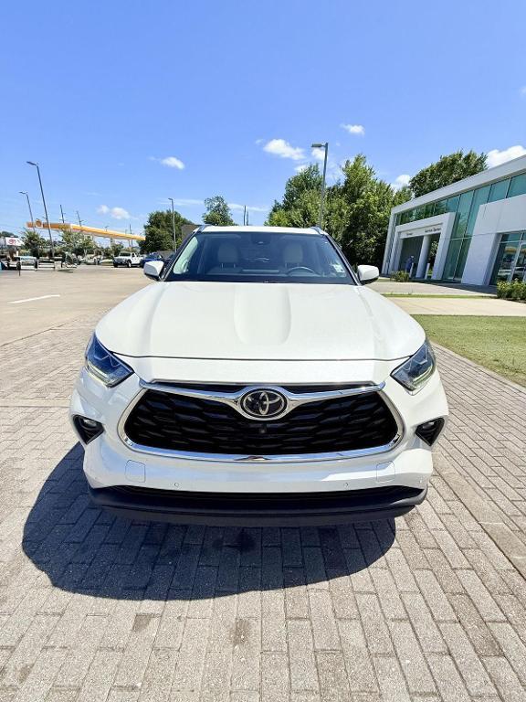 used 2021 Toyota Highlander car, priced at $35,497