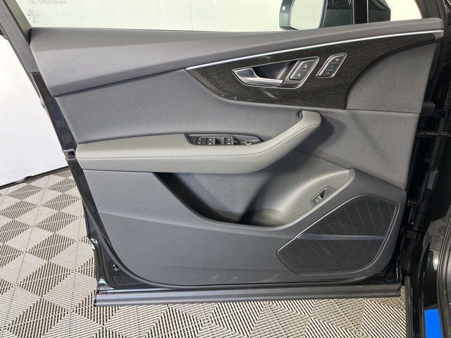 new 2025 Audi Q7 car, priced at $76,900