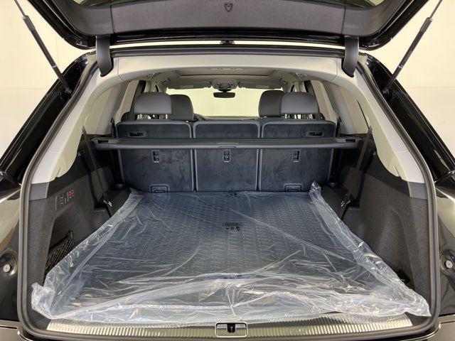 new 2025 Audi Q7 car, priced at $76,900