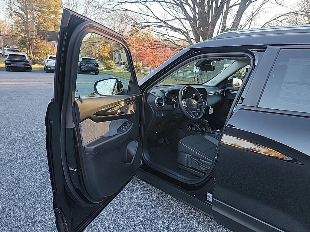 new 2025 Chevrolet TrailBlazer car, priced at $27,595