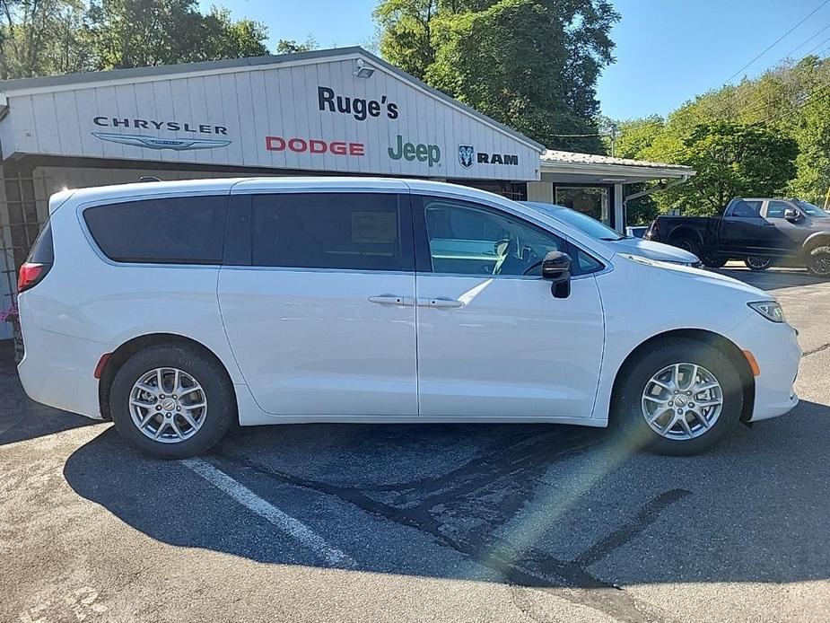 new 2024 Chrysler Pacifica car, priced at $39,049