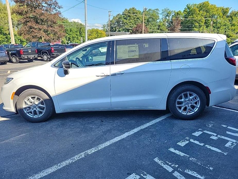 new 2024 Chrysler Pacifica car, priced at $39,049