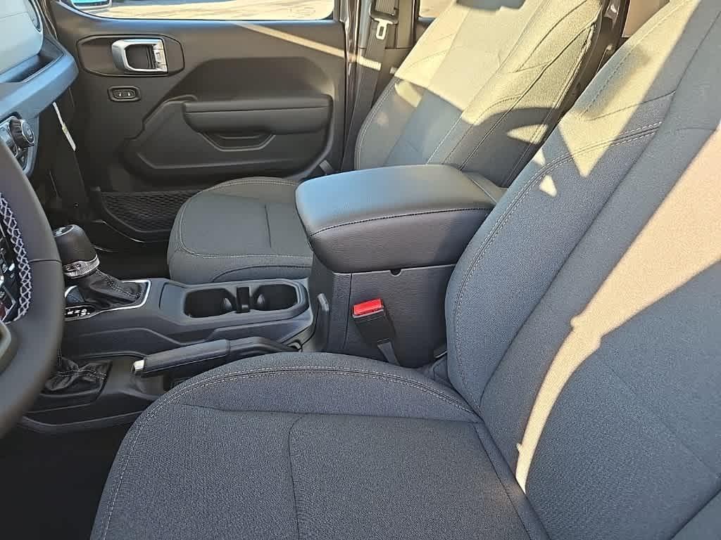 new 2025 Jeep Wrangler car, priced at $47,397