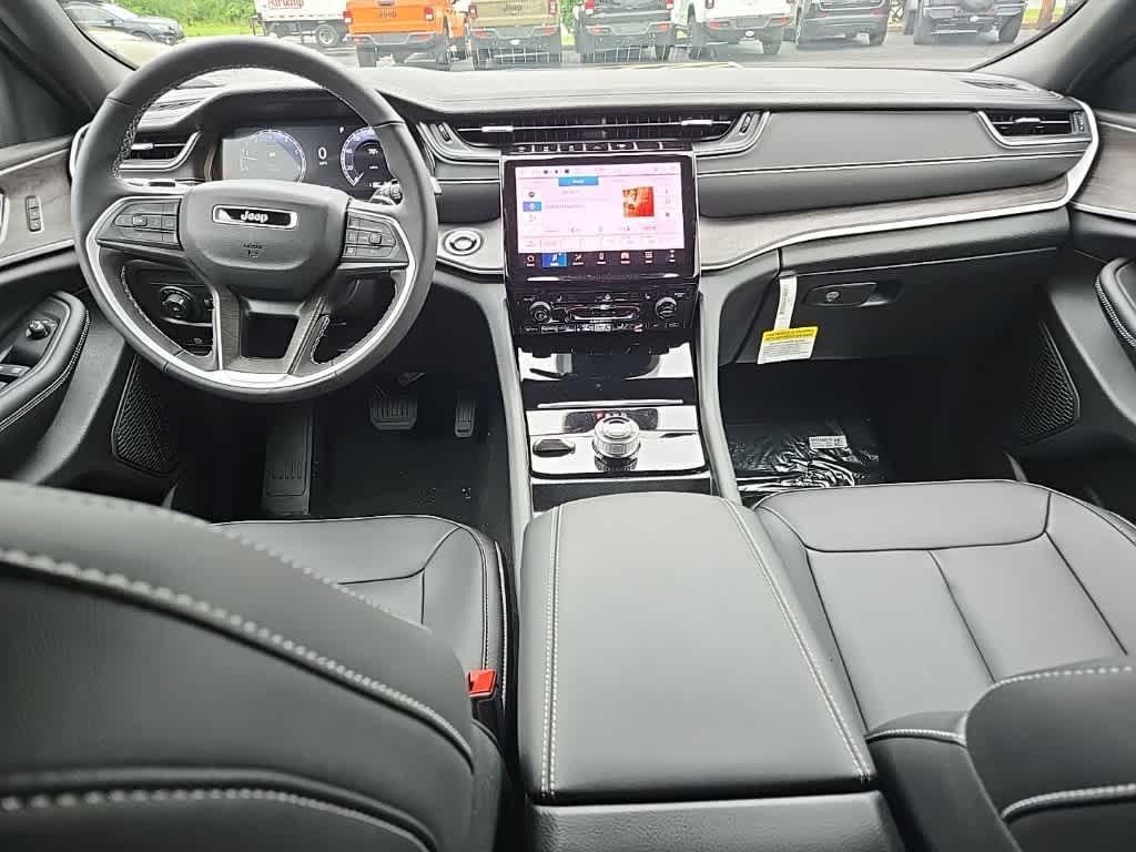 new 2025 Jeep Grand Cherokee car, priced at $45,601
