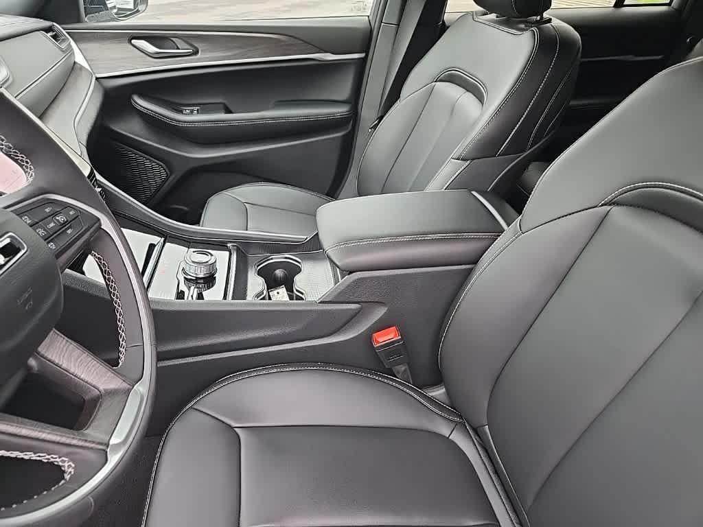 new 2025 Jeep Grand Cherokee car, priced at $45,601