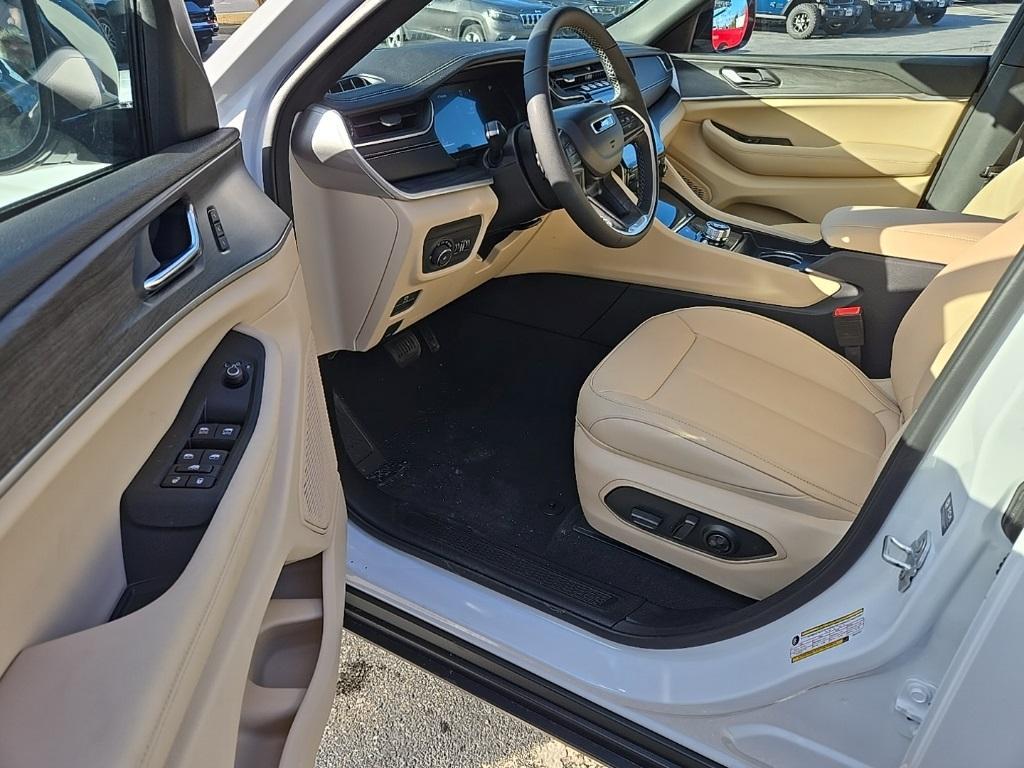 new 2025 Jeep Grand Cherokee car, priced at $44,200