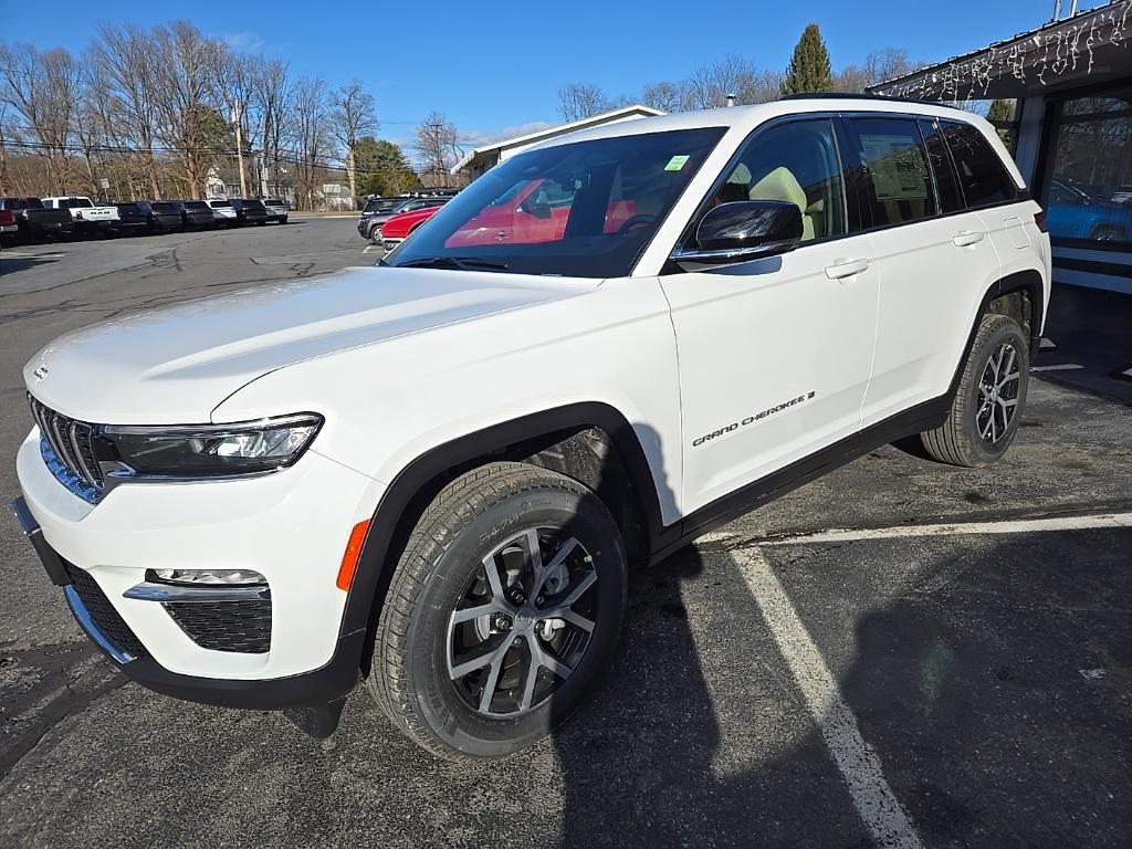 new 2025 Jeep Grand Cherokee car, priced at $44,200