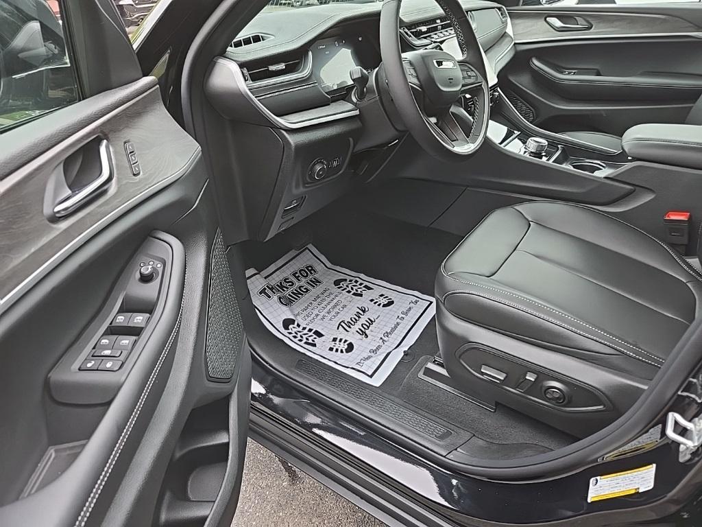 new 2025 Jeep Grand Cherokee car, priced at $47,606