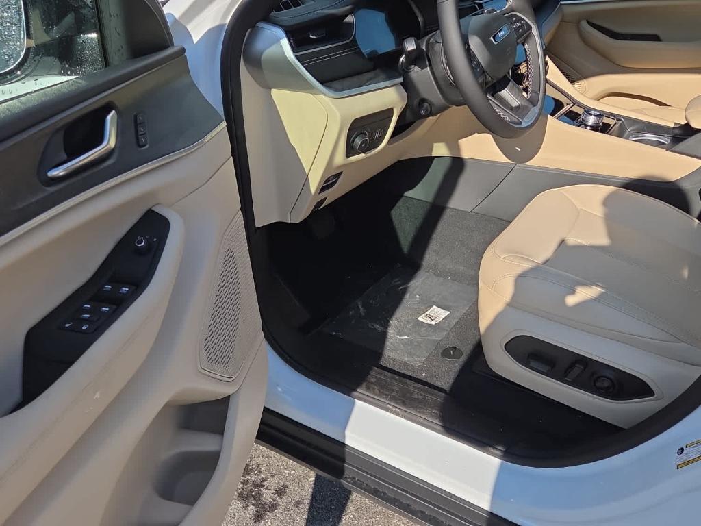 new 2025 Jeep Grand Cherokee car, priced at $53,140