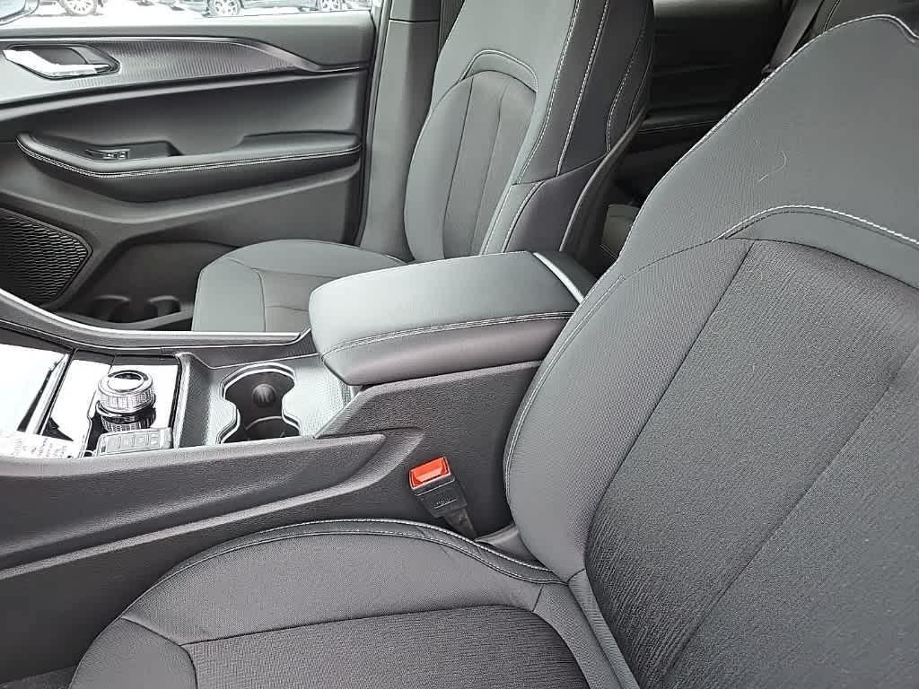 new 2025 Jeep Grand Cherokee car, priced at $41,572