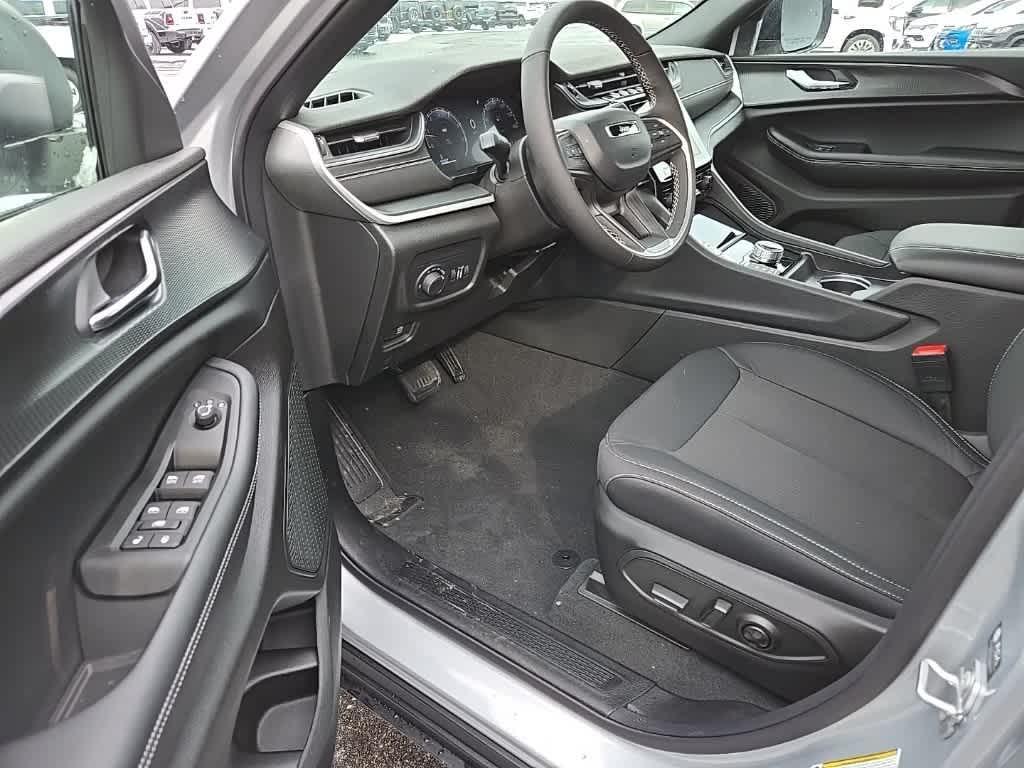 new 2025 Jeep Grand Cherokee car, priced at $41,572