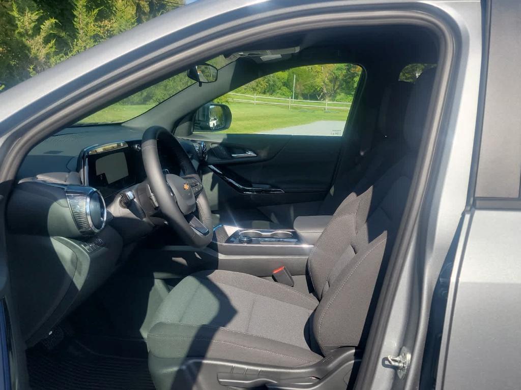 new 2026 Chevrolet Equinox car, priced at $31,995