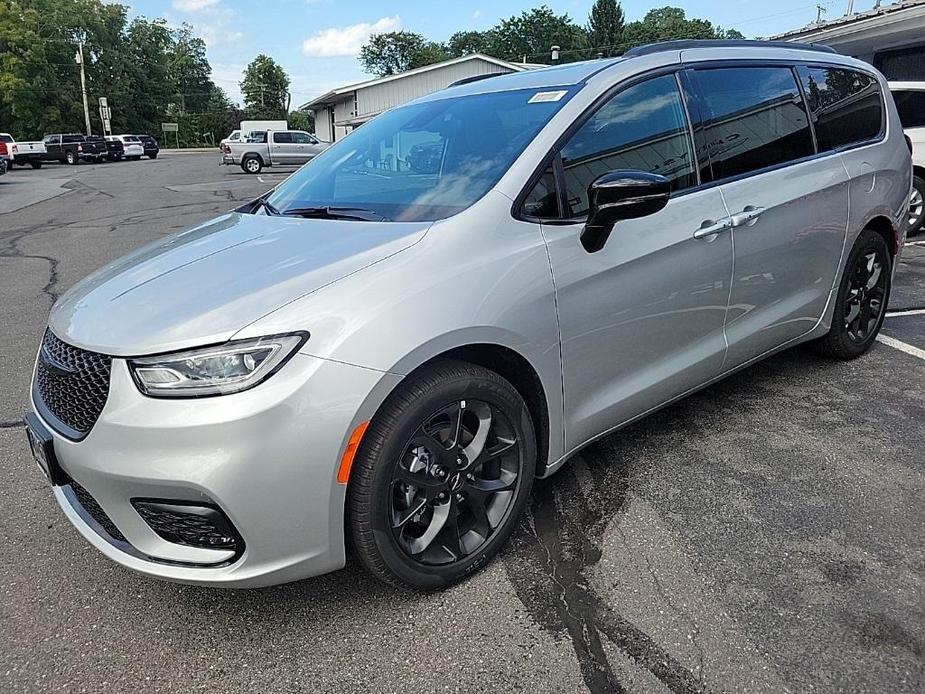 new 2024 Chrysler Pacifica car, priced at $42,551