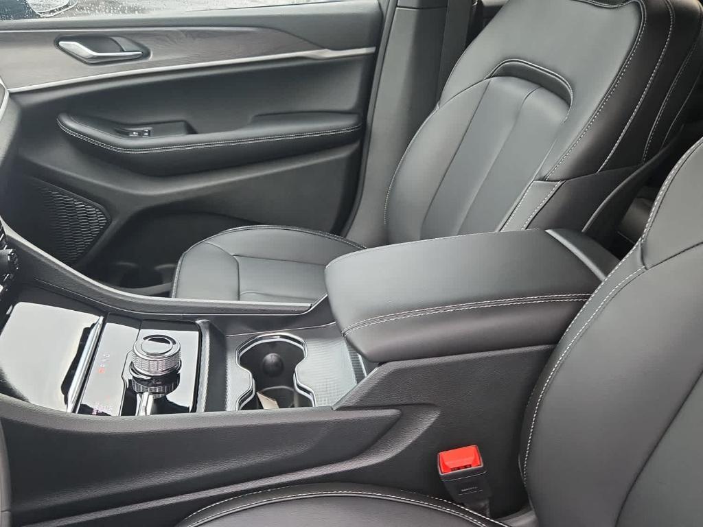 new 2025 Jeep Grand Cherokee car, priced at $50,910