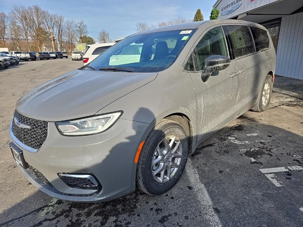 new 2025 Chrysler Pacifica car, priced at $41,640