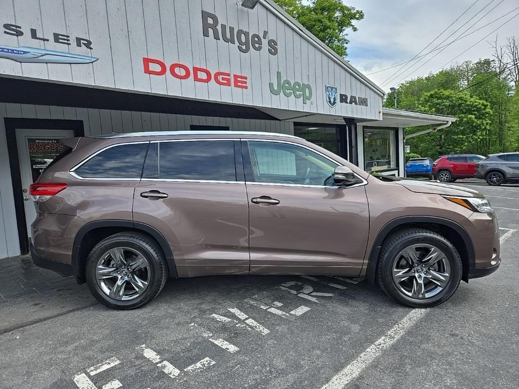 used 2017 Toyota Highlander car