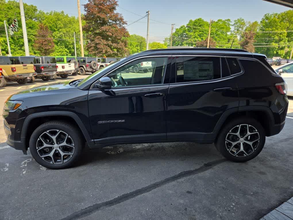 new 2024 Jeep Compass car, priced at $32,900