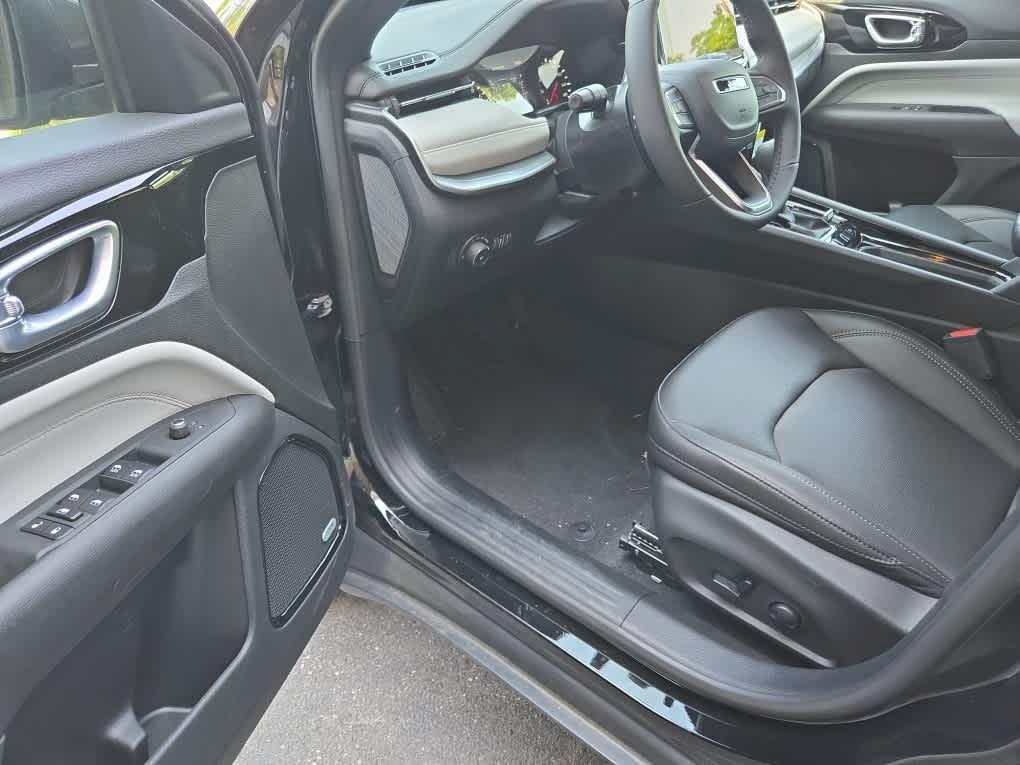 new 2024 Jeep Compass car, priced at $32,900