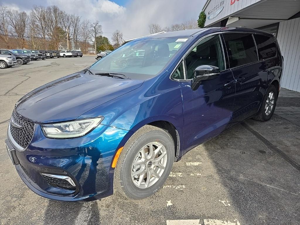 new 2025 Chrysler Pacifica car, priced at $41,640