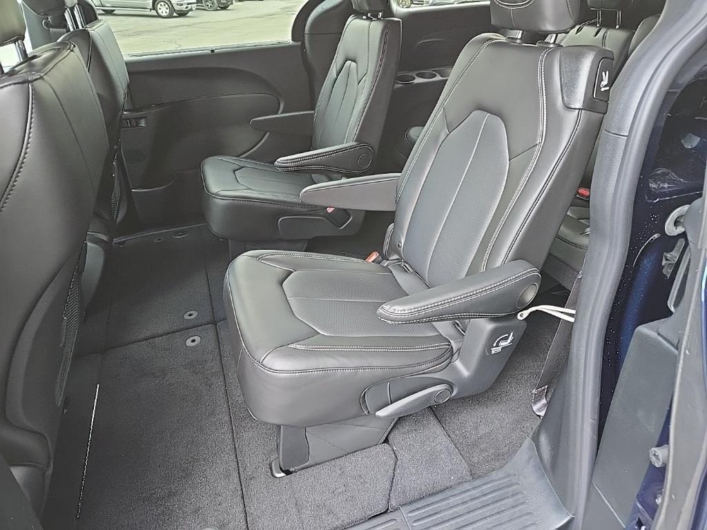 new 2025 Chrysler Pacifica car, priced at $41,640