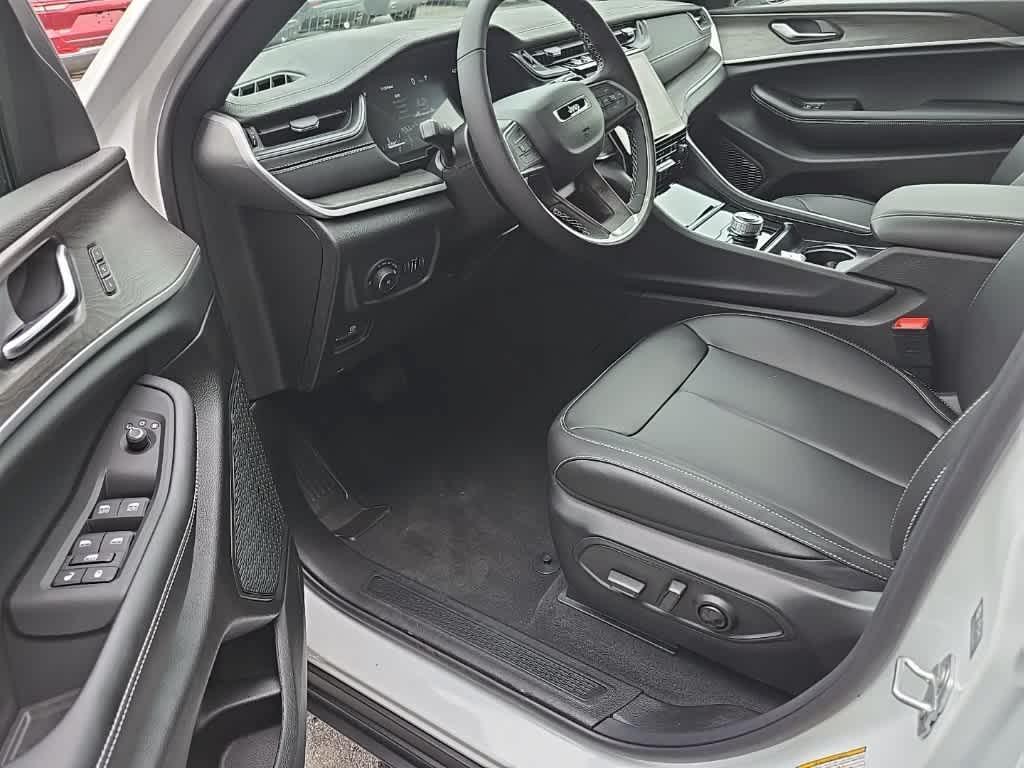 new 2025 Jeep Grand Cherokee car, priced at $46,011