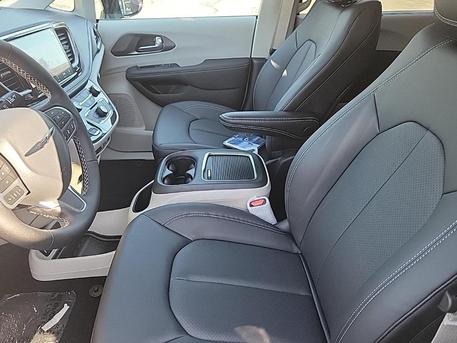 new 2024 Chrysler Pacifica car, priced at $39,049