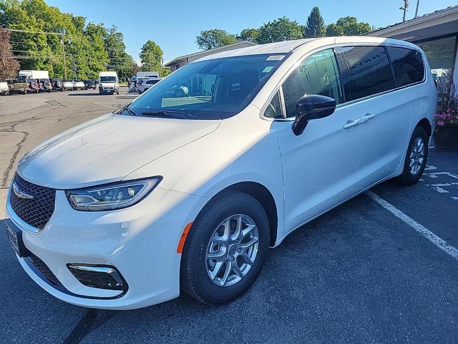 new 2024 Chrysler Pacifica car, priced at $39,049