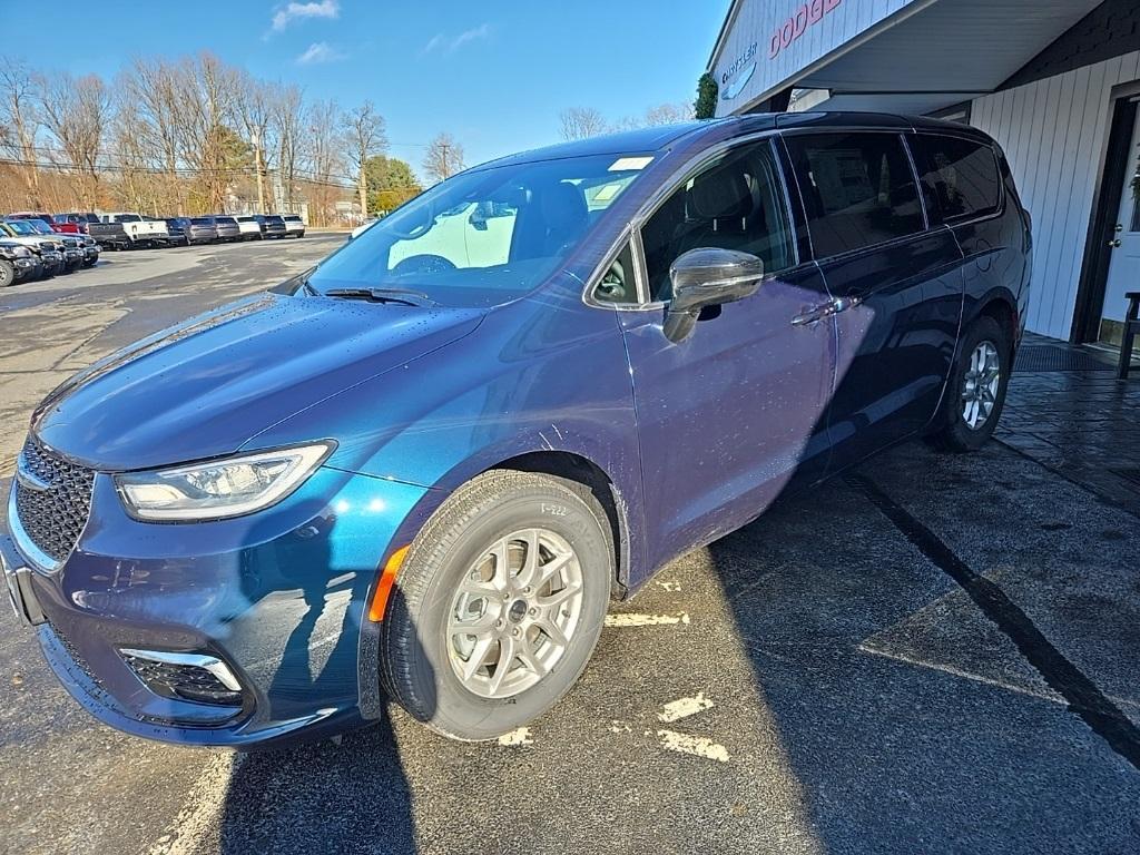 new 2025 Chrysler Pacifica car, priced at $41,640