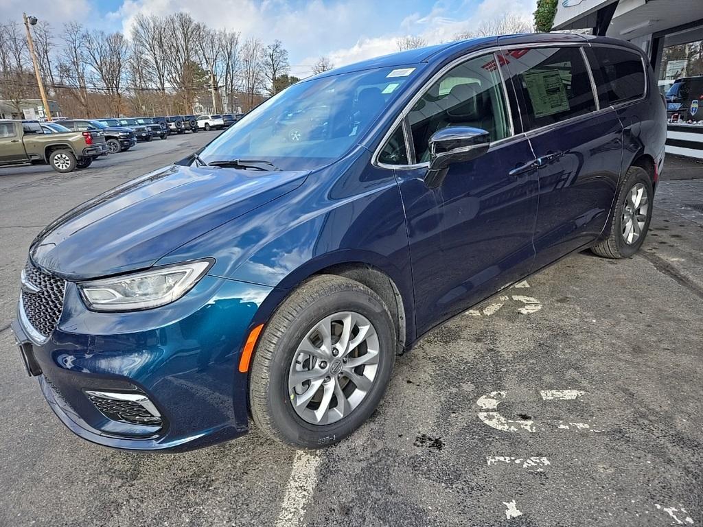 new 2025 Chrysler Pacifica car, priced at $44,635