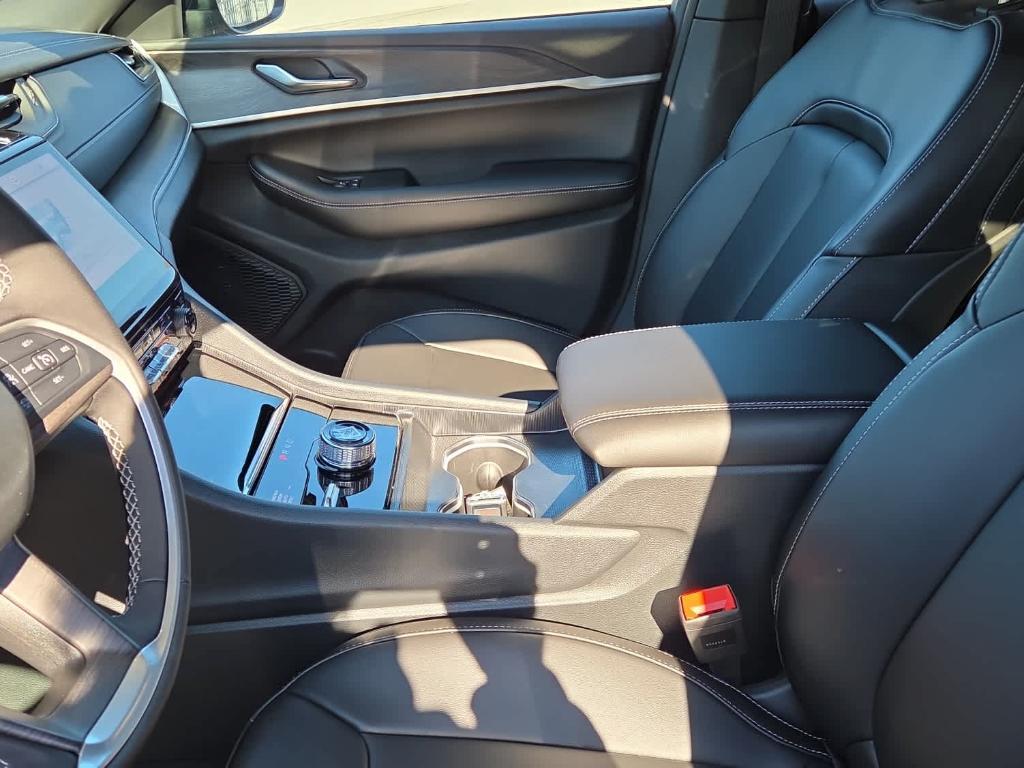 new 2025 Jeep Grand Cherokee car, priced at $50,910