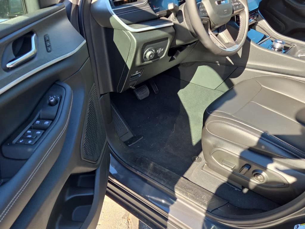 new 2025 Jeep Grand Cherokee car, priced at $50,910