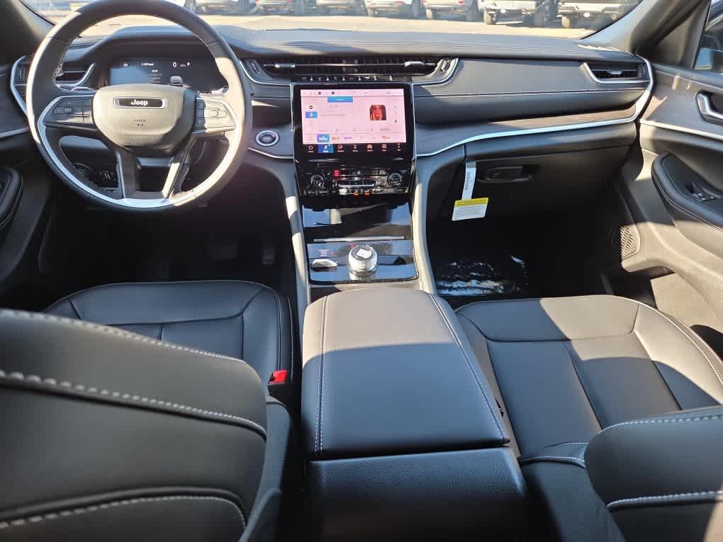 new 2025 Jeep Grand Cherokee car, priced at $45,670