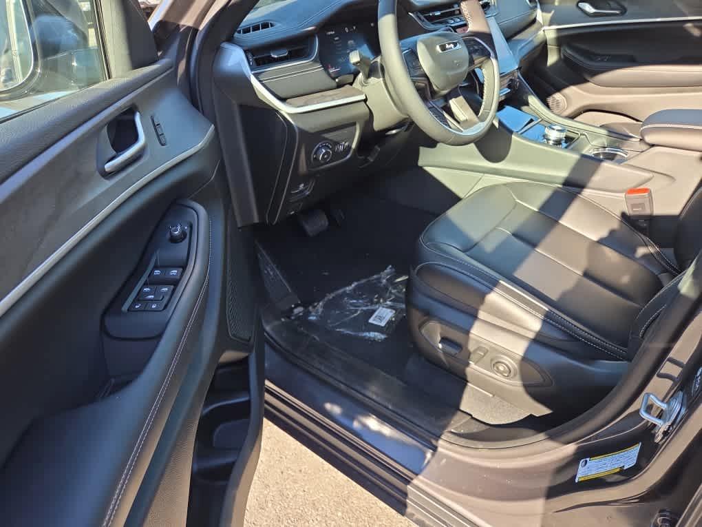 new 2025 Jeep Grand Cherokee car, priced at $45,670