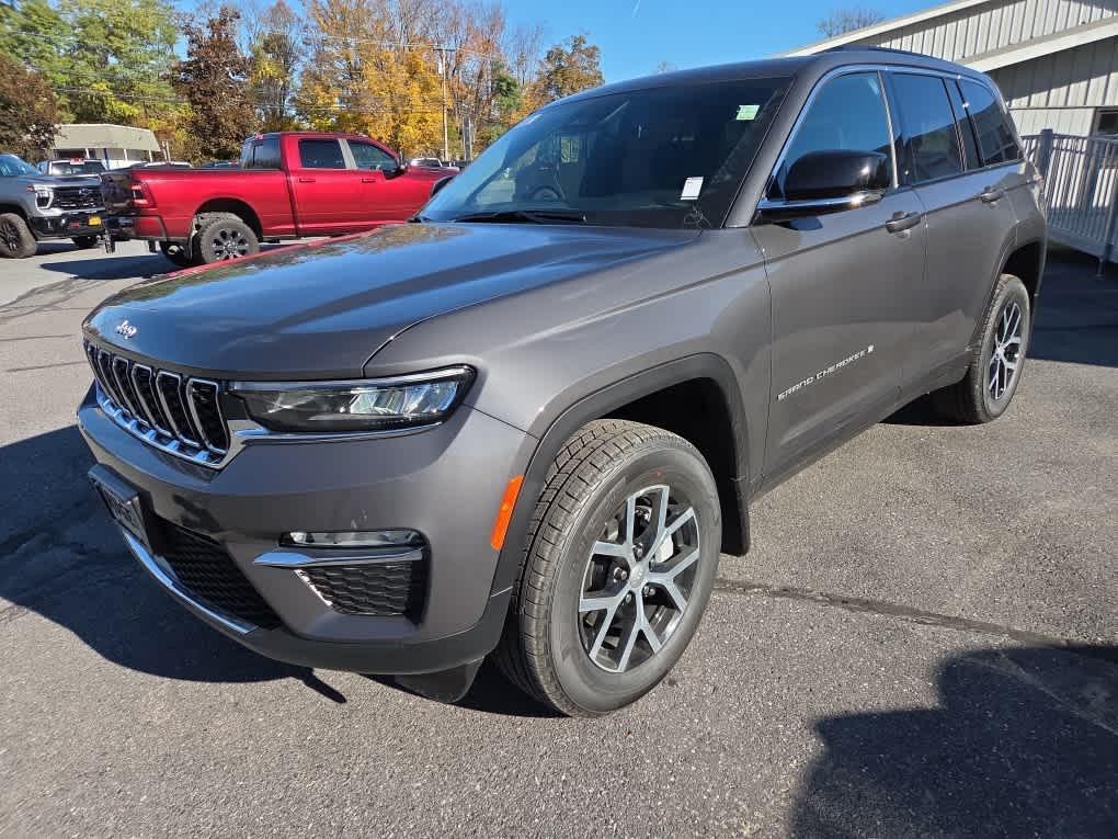 new 2025 Jeep Grand Cherokee car, priced at $45,670