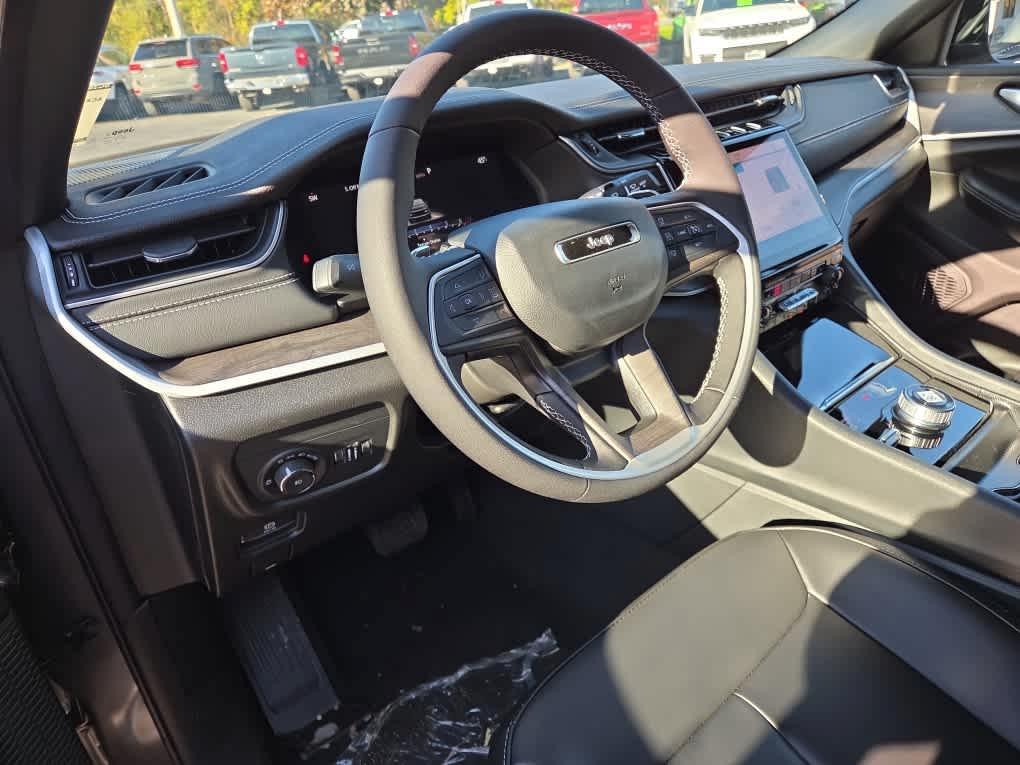 new 2025 Jeep Grand Cherokee car, priced at $45,670