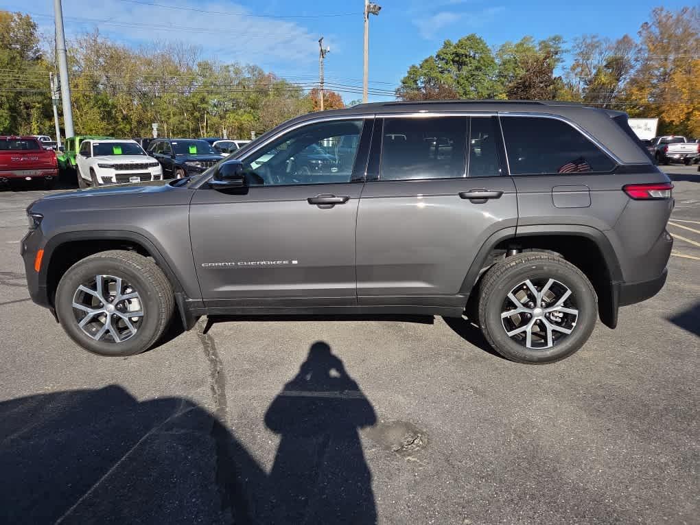 new 2025 Jeep Grand Cherokee car, priced at $45,670