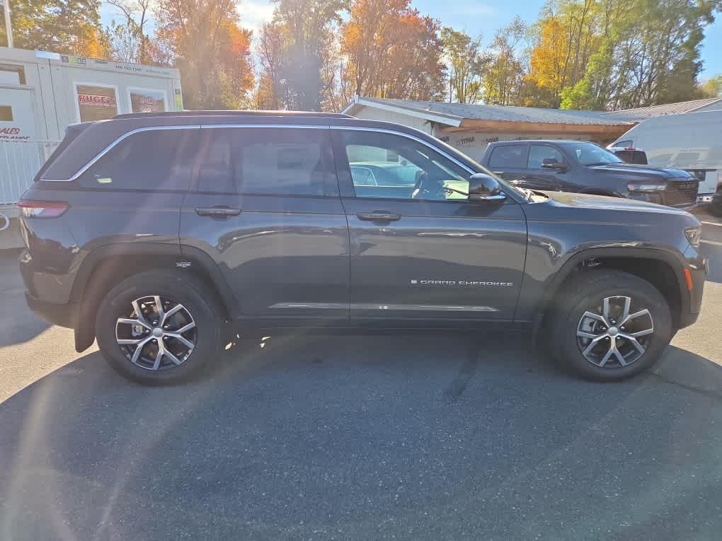 new 2025 Jeep Grand Cherokee car, priced at $45,670