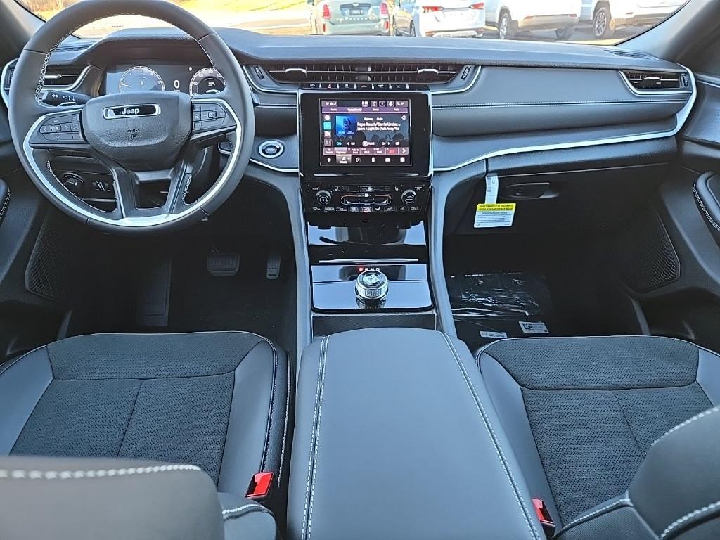 new 2025 Jeep Grand Cherokee car, priced at $45,675