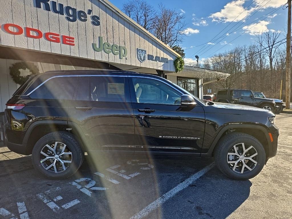 new 2025 Jeep Grand Cherokee car, priced at $44,795