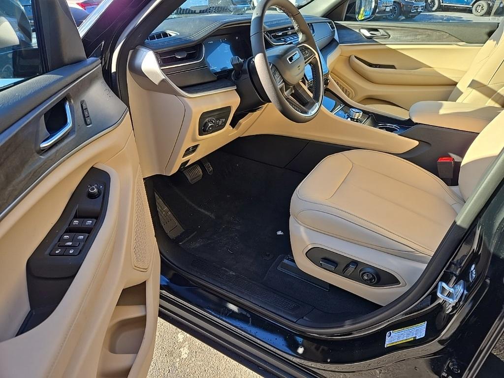 new 2025 Jeep Grand Cherokee car, priced at $44,795