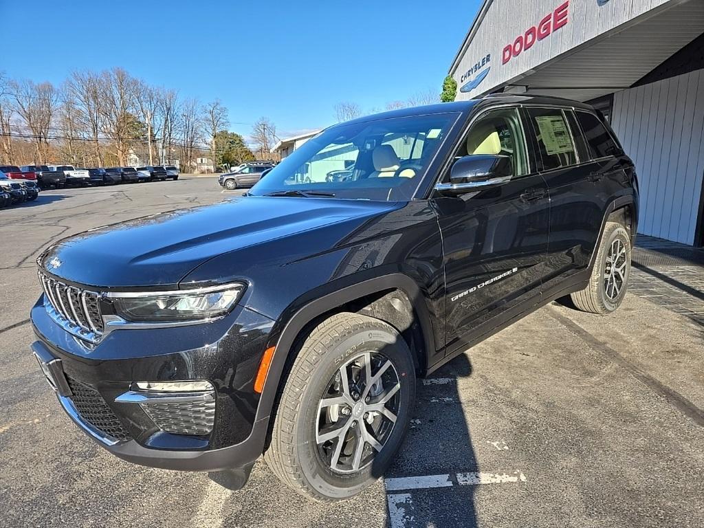 new 2025 Jeep Grand Cherokee car, priced at $44,795