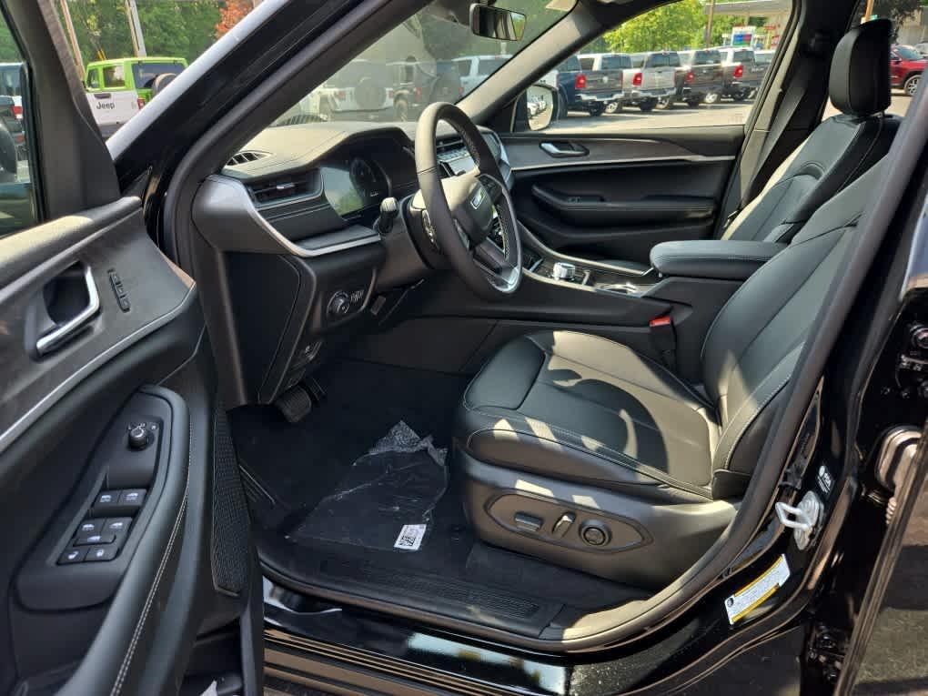 new 2025 Jeep Grand Cherokee car, priced at $49,121
