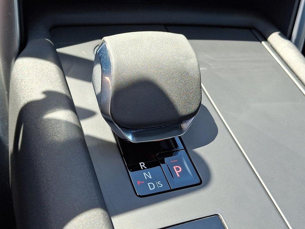 used 2024 Land Rover Discovery car, priced at $56,990